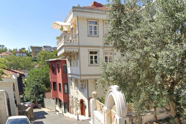 Konak / Sarıyer / Emirgan / Avni Gündüz Sokak: Koru Sessizliği ve Sahil Ritmi Arasında Dengeli Yaşam