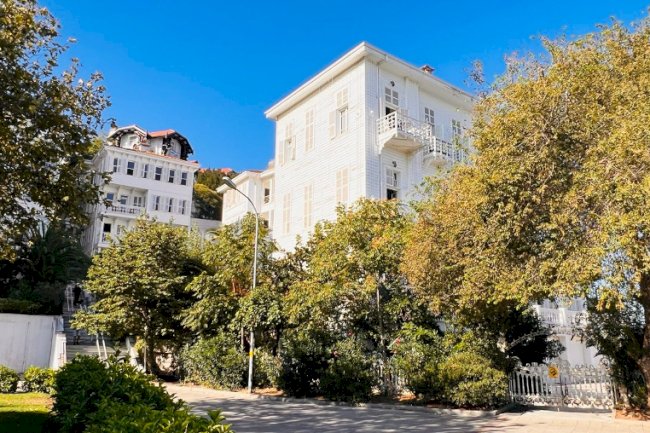 Konak / Büyükada / Nizam: Ada Sessizliği, Tarihi Doku ve Denizle İç İçe Yaşam