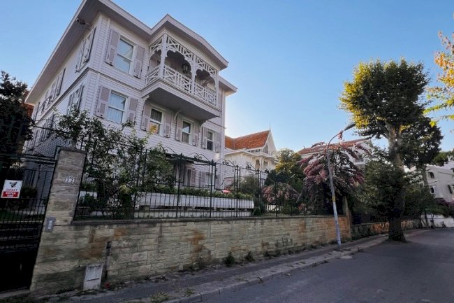 Konak / Büyükada / Maden: Çam Ormanı, Sahil Rotaları ve Ada Sakinliğinde Konak Yaşamı