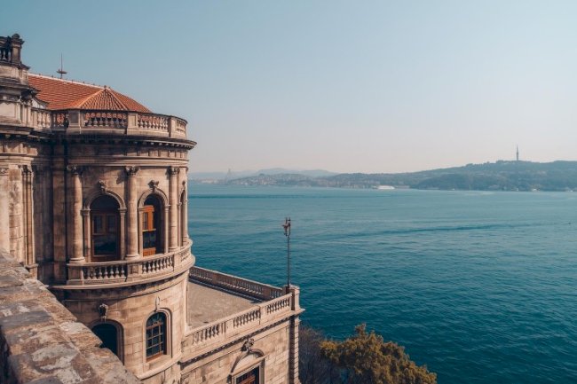 Boğaz da yalı satılıyor.