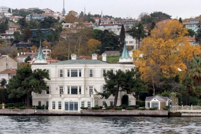 Mabeyinci Faik Bey Yalısı: Beylerbeyi’nin İkiz Kuleli Tarihi Boğaz Yalısı