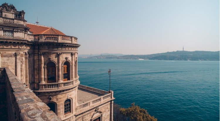 Boğaz da yalı satılıyor.