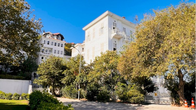 Konak / Büyükada / Nizam: Ada Sessizliği, Tarihi Doku ve Denizle İç İçe Yaşam