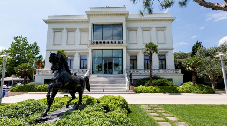 Emirgan Atlı Köşk: Boğaziçi’nin Tarihi Köşkü ve Sakıp Sabancı Müzesi